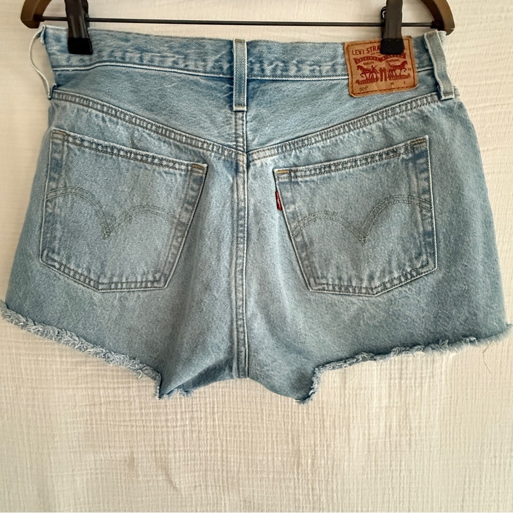 Levi's Classic Originsl Fit 501 Light Wash Denim Cutoff Shorts Women's Size 29 - Picture 12 of 14